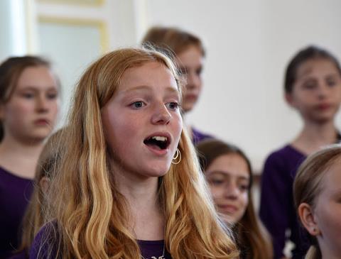 Billedet viser unge elever der synger i Rørkjærkoret.
